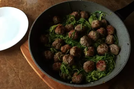 Кабачковая лапша с мясными шариками / простые рецепты: шаг 6