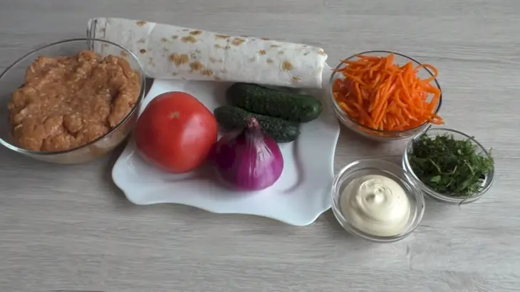 Домашняя шаурма с сосисками: шаг 1