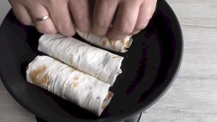 Домашняя шаурма с сосисками: шаг 6