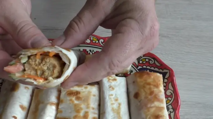 Домашняя шаурма с сосисками: шаг 7