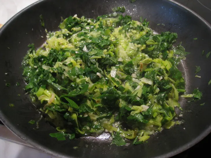 Пирог с руколой и луком пореем: шаг 2