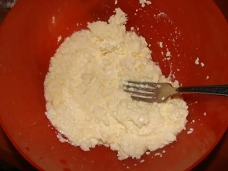 Сырники с начинкой: шаг 1