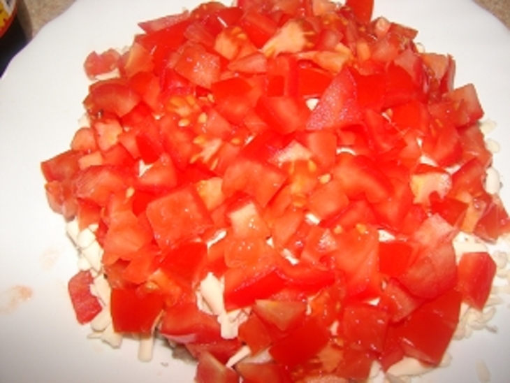 Салатик с помидором и сельдью: шаг 3