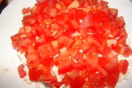 Салатик с помидором и сельдью: шаг 3
