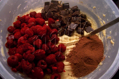 Шоколадно-малиновый пирог с маскарпоне: шаг 3