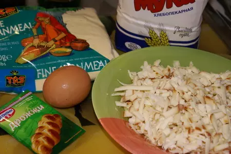 Сдобные кукурузные булочки с колбасным сыром и кунжутом: шаг 1