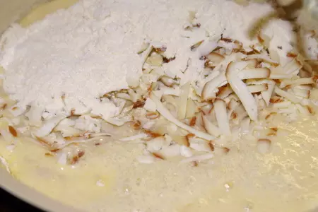Сдобные кукурузные булочки с колбасным сыром и кунжутом: шаг 3