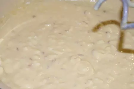 Сдобные кукурузные булочки с колбасным сыром и кунжутом: шаг 4