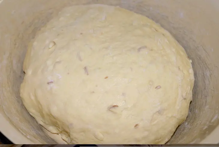 Сдобные кукурузные булочки с колбасным сыром и кунжутом: шаг 5