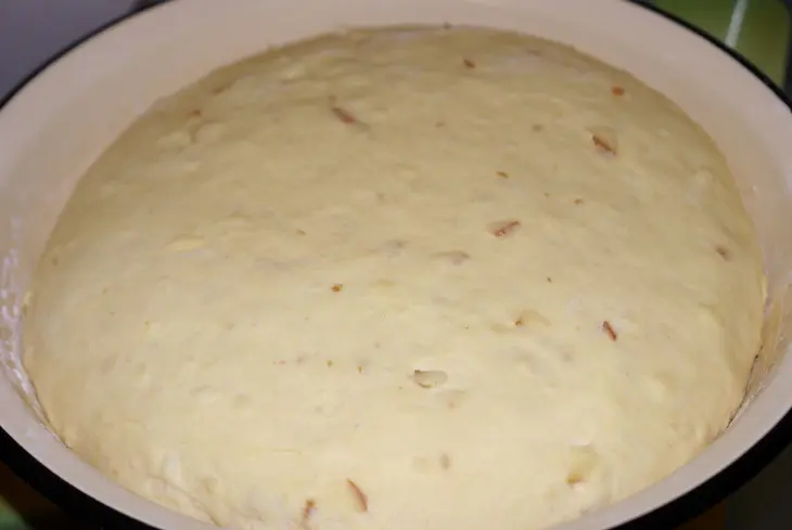 Сдобные кукурузные булочки с колбасным сыром и кунжутом: шаг 6