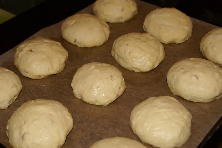 Сдобные кукурузные булочки с колбасным сыром и кунжутом: шаг 7