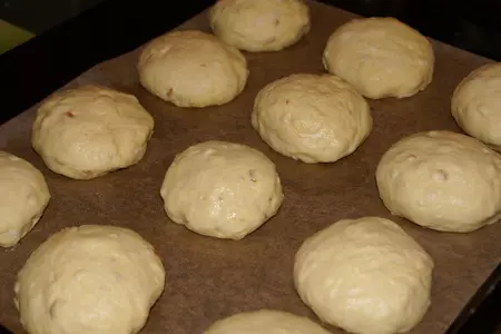 Сдобные кукурузные булочки с колбасным сыром и кунжутом: шаг 7