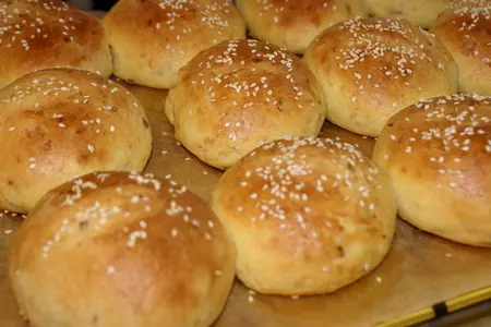 Сдобные кукурузные булочки с колбасным сыром и кунжутом: шаг 8