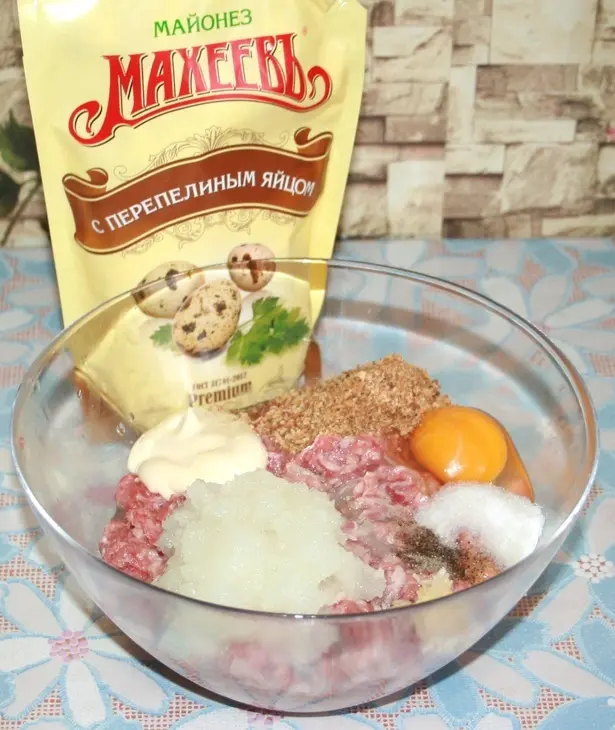 Шашлыки из мясных фрикаделек в слоеном тесте+соус#махеевънаприроде: шаг 1