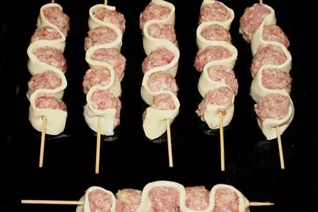 Шашлыки из мясных фрикаделек в слоеном тесте+соус#махеевънаприроде: шаг 5