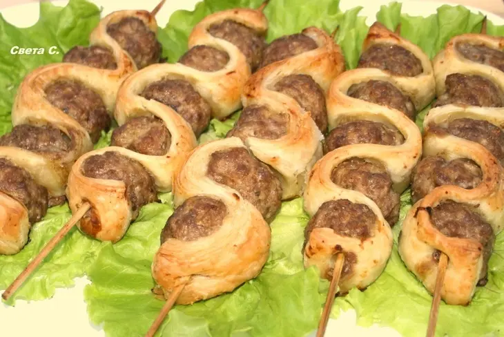 Шашлыки из мясных фрикаделек в слоеном тесте+соус#махеевънаприроде: шаг 6
