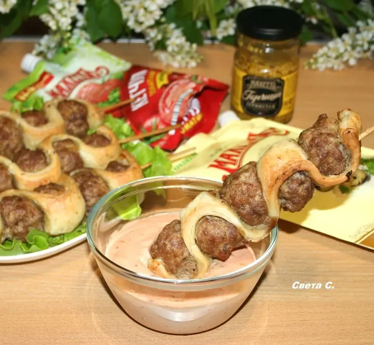 Шашлыки из мясных фрикаделек в слоеном тесте+соус#махеевънаприроде: шаг 9
