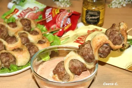 Шашлыки из мясных фрикаделек в слоеном тесте+соус#махеевънаприроде: шаг 9