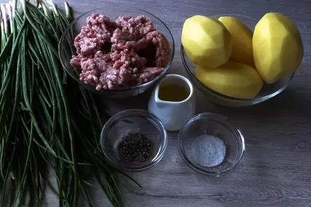 Рулеты с фаршем и зеленым луком: шаг 3