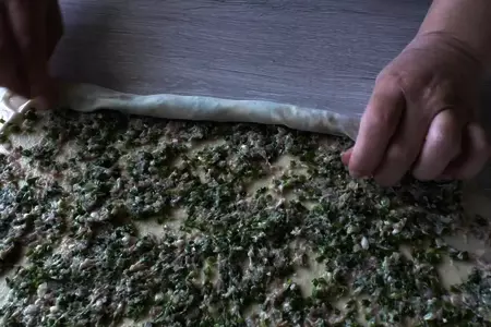 Рулеты с фаршем и зеленым луком: шаг 5
