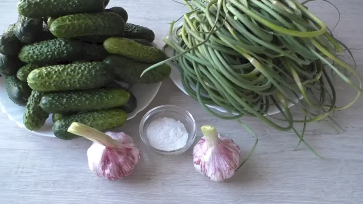 Соленые чесночные стрелки с огурцами: шаг 1