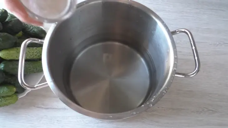 Соленые чесночные стрелки с огурцами: шаг 2