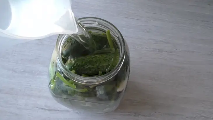 Соленые чесночные стрелки с огурцами: шаг 4