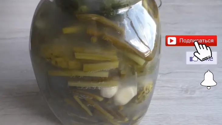 Соленые чесночные стрелки с огурцами: шаг 5