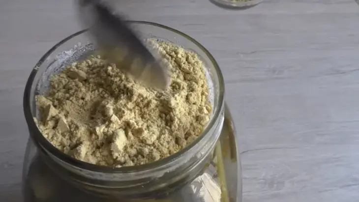 Соленые чесночные стрелки с огурцами: шаг 6
