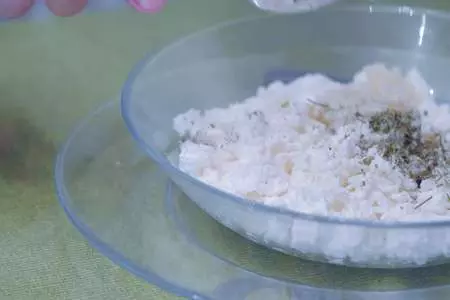 Рулеты из баклажанов с творогом и чесноком: шаг 1