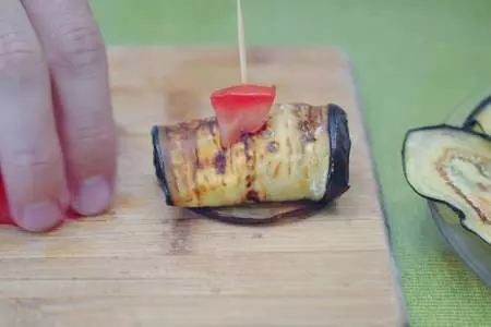 Рулеты из баклажанов с творогом и чесноком: шаг 8