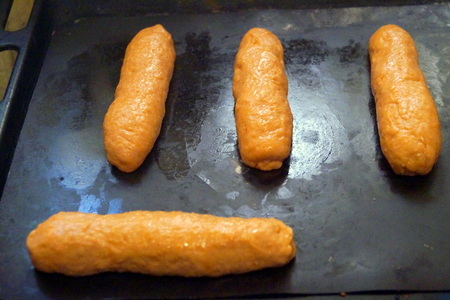 Пикантные булочки для хот догов на томатном тесте и конечно же сами хот доги #махеевънаприроде: шаг 9
