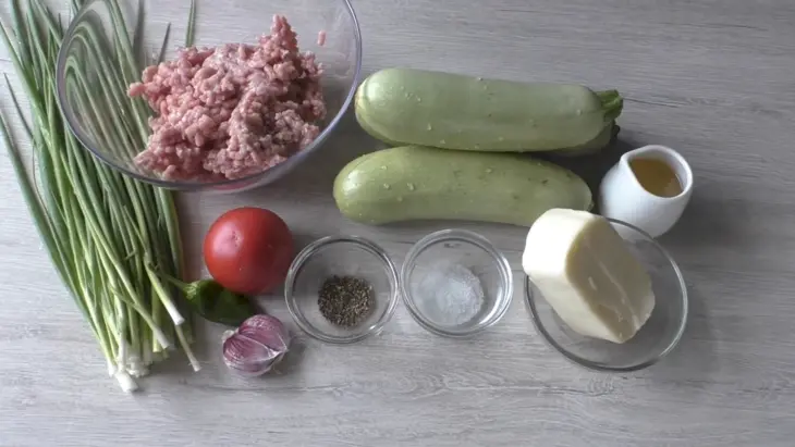 Кабачковые рулетики с фаршем в духовке: шаг 1