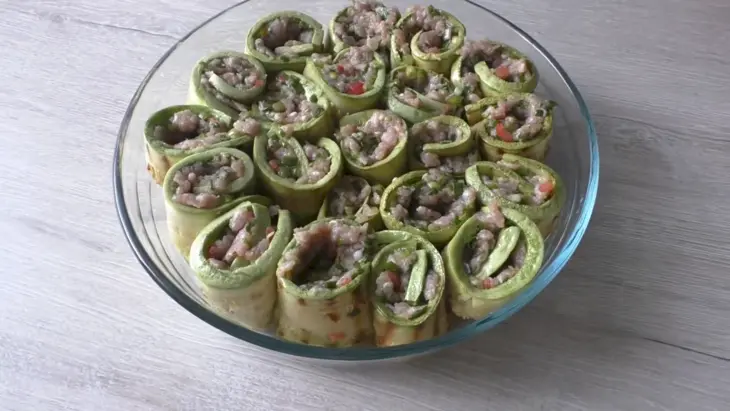 Кабачковые рулетики с фаршем в духовке: шаг 4