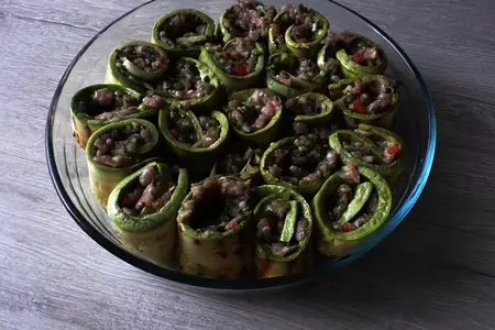 Кабачковые рулетики с фаршем в духовке: шаг 4