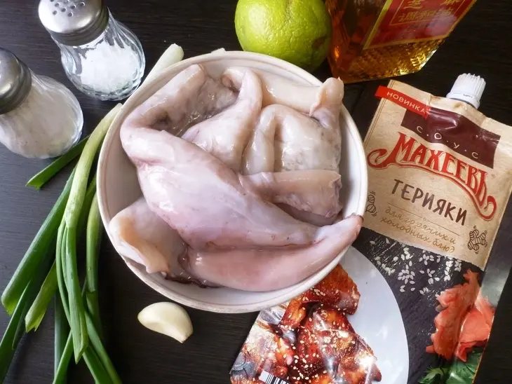 Мини-шашлычки из кальмаров с чесноком и лаймом #махеевънаприроде: шаг 1