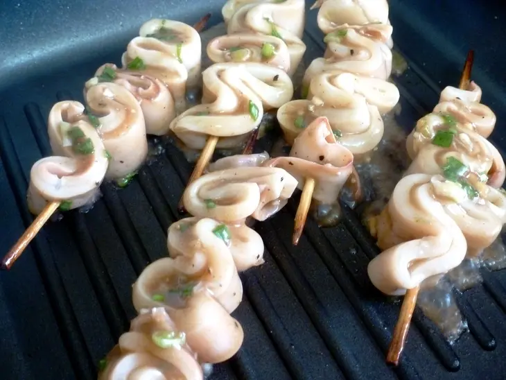 Мини-шашлычки из кальмаров с чесноком и лаймом #махеевънаприроде: шаг 7