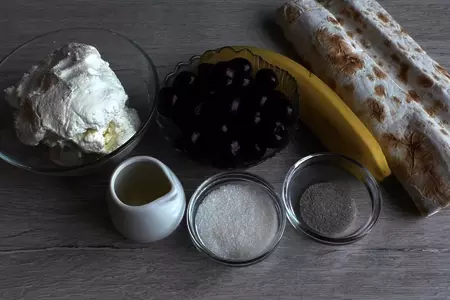 Завтрак из лаваша с творогом и вишней: шаг 1