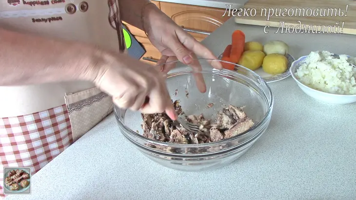 Рыбные котлеты из консервированной рыбы: шаг 2
