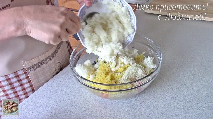 Рыбные котлеты из консервированной рыбы: шаг 6