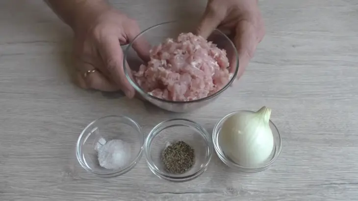 Запеканка с мясными шариками и грибами: шаг 1