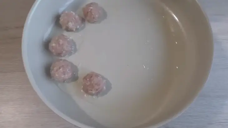 Запеканка с мясными шариками и грибами: шаг 2