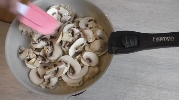 Запеканка с мясными шариками и грибами: шаг 3