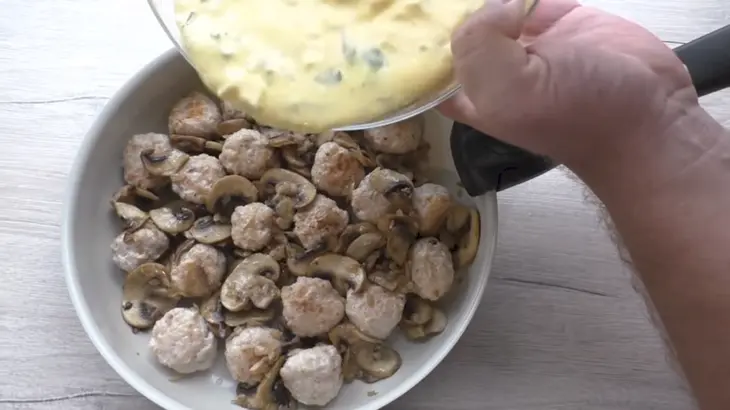 Запеканка с мясными шариками и грибами: шаг 5