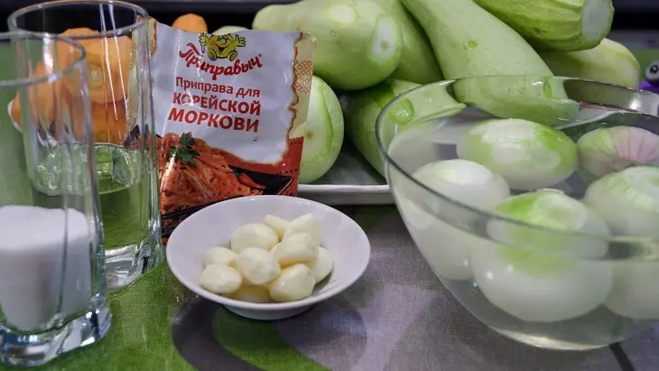 Салат на зиму из кабачков, по-корейски: шаг 1