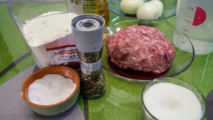 Домашние беляши с сочной начинкой из мяса: шаг 1