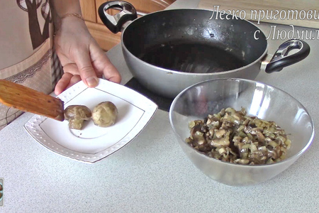Постный (вегетарианский) слоеный салат с грибами: фото шаг 6