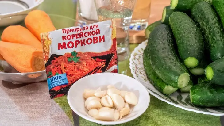 Салат из огурцов с морковью на зиму по-корейски: шаг 1