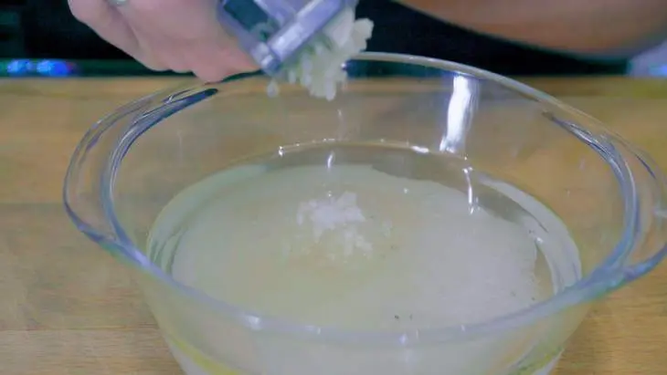 Салат из огурцов с морковью на зиму по-корейски: шаг 3