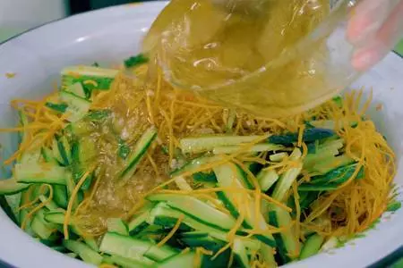 Салат из огурцов с морковью на зиму по-корейски: шаг 7